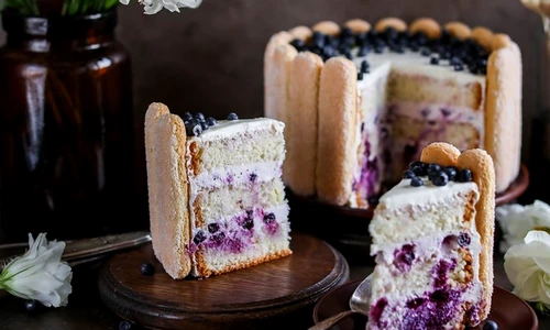 Tort cu afine, friscs si piscoturi  Sursa imagine shutterstock 2022793841 jpg