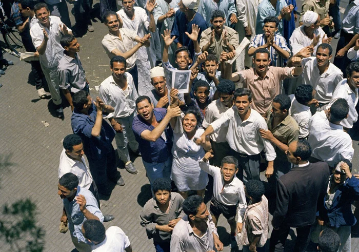 Sute de mii de protestatari egipteni au demonstrat pe străzile din Cairo pentru a-l susține pe președintele Nasser în timpul Crizei Suez (10 iunie 1967)