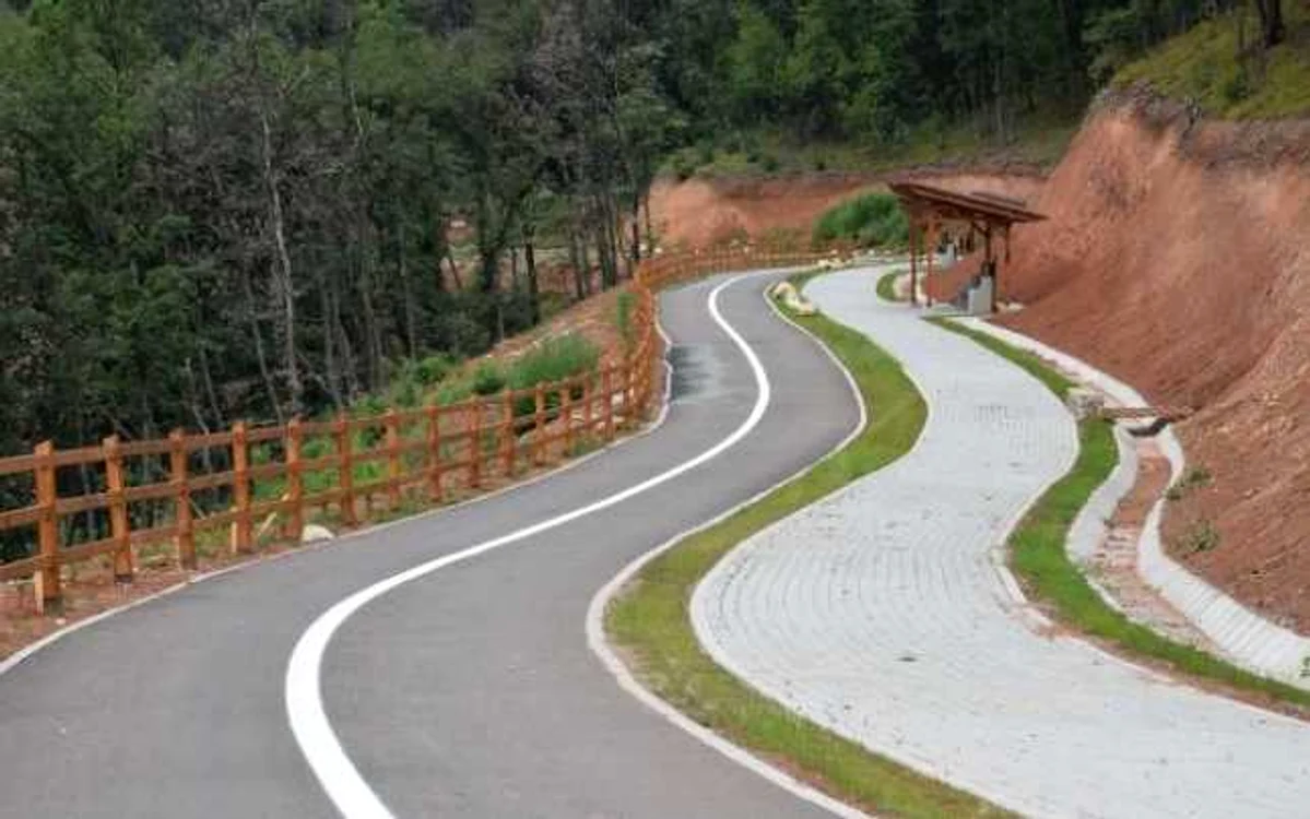Pista de biciclete şerpuieşte pe dealul Mamut de lângă Alba Iulia