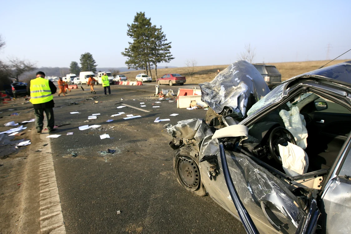 
    Două maşini s-au făcut praf, iar patru persoane sunt rănite  