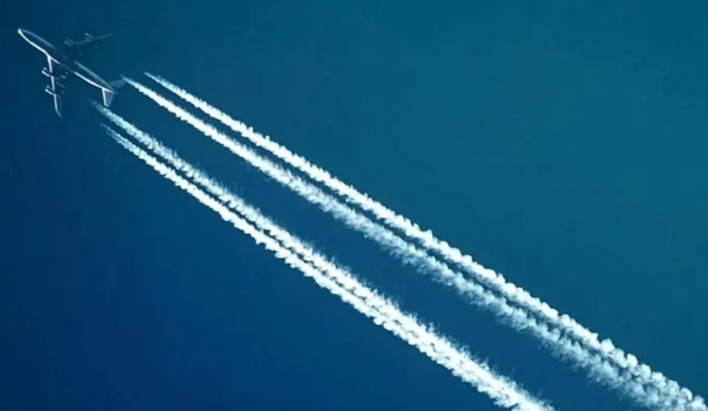 Dârele albe lăsate de avioane încălzesc planeta. Cum ar putea AI să ajute avioanele să le evite
