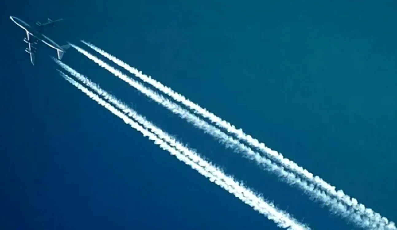 Avion care lasă în urmă dâre de condensare