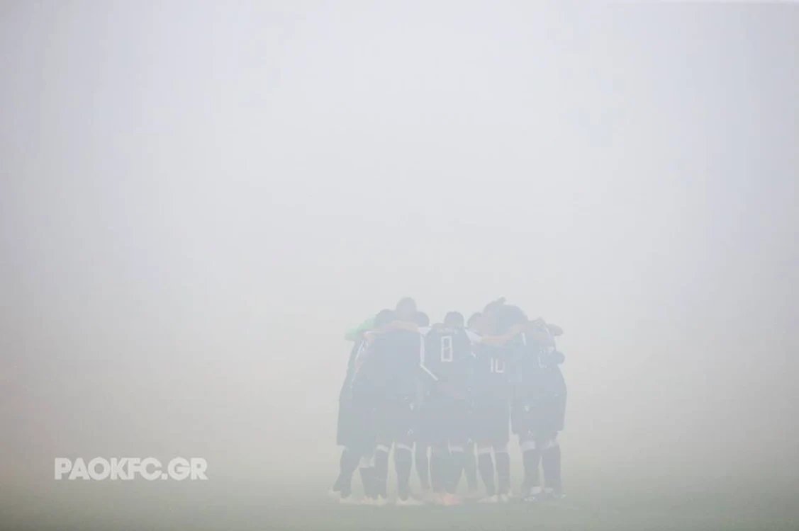 
    Jucătorii lui PAOK, în ceaţa care a acoperit stadionul lui Olympiacos  