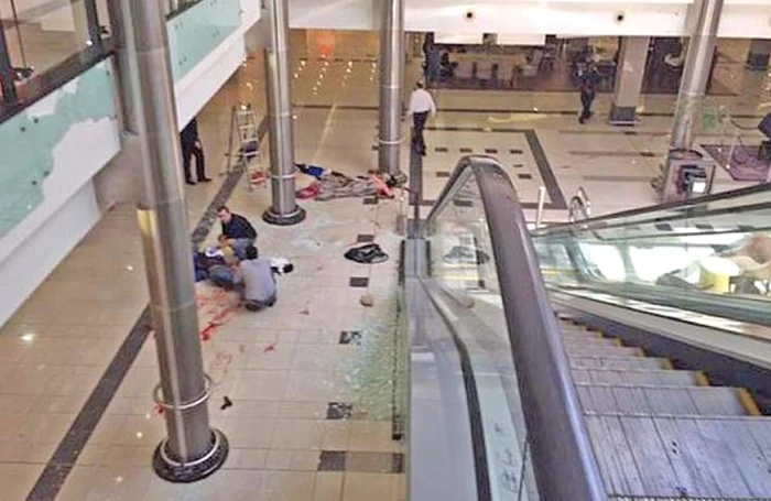 Adolescentul  a deschis focul  şi în mall