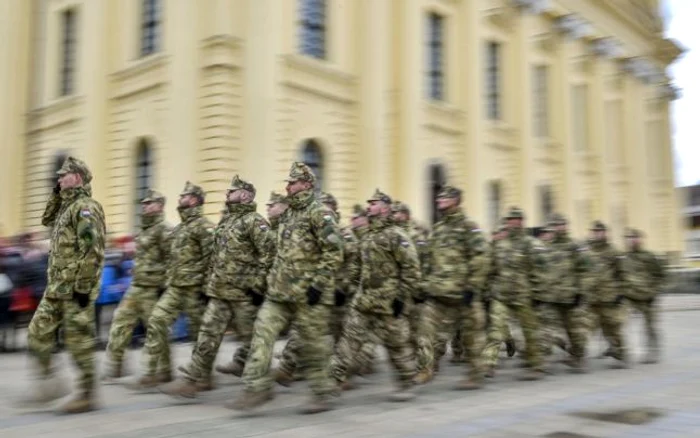 Militari defilând la Debreţin FOTO EPA-EFE