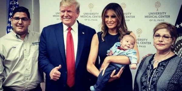 Donald şi Melania Trump pozând cu un copil rămas orfan în urma atacurilor din El Paso