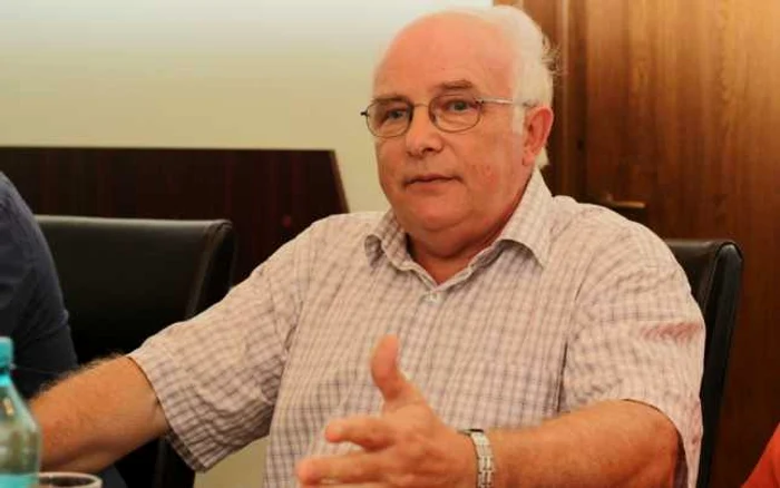 Medicul Gheorghe Basarab susţine că este nevoie de găsirea unor soluţii urgente pentru a opri plecarea medicilor. FOTO: D.G.