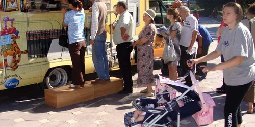 Ramnicenii fac cozi la Caravana „Adevarul”