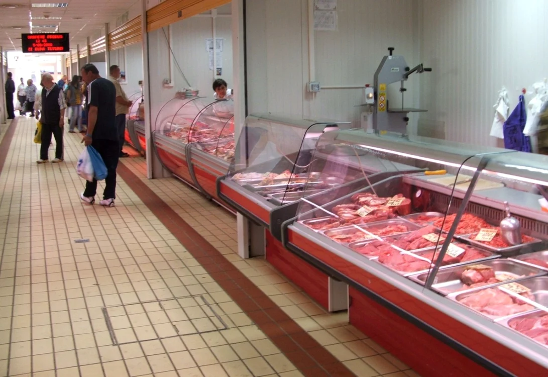 Sectorul de comercializare a produselor din carne din Piaţa Centrală Piatra Neamţ FOTO Dan Sofronia Imagine