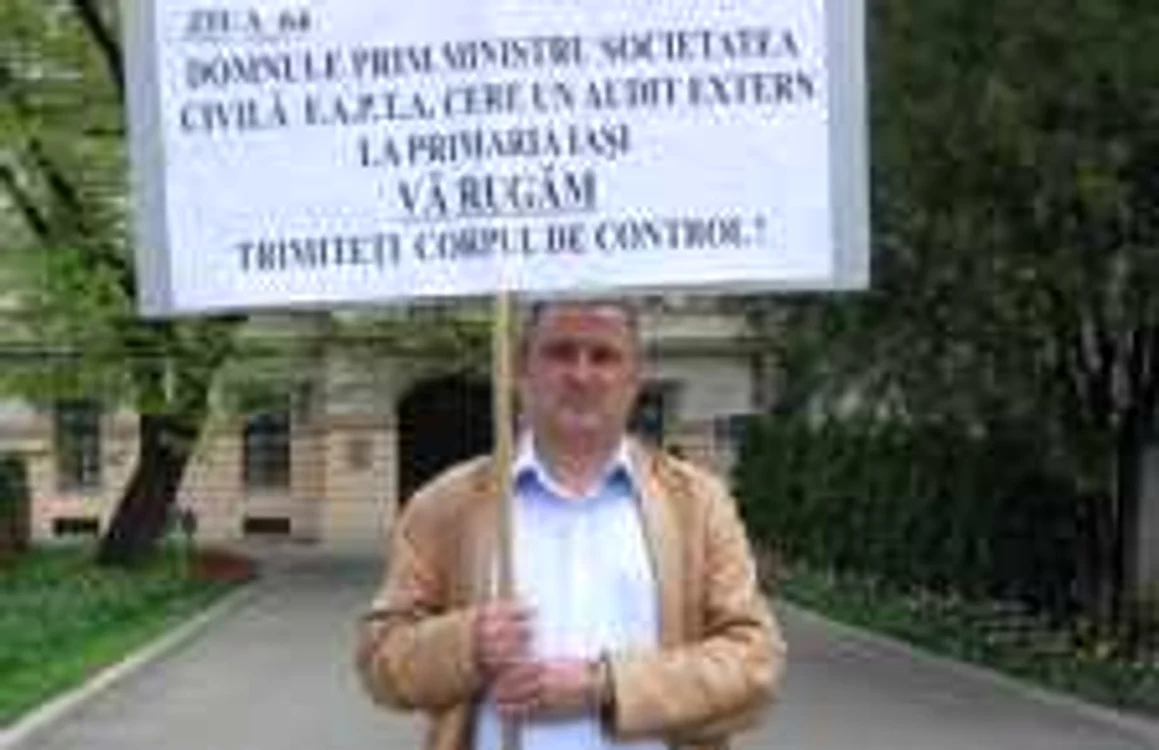 Ieşeanul protestează în faţa Primăriei acuzând  mai multe  nereguli