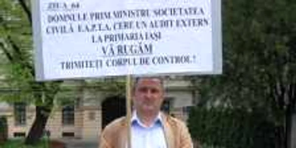 Ieşeanul protestează în faţa Primăriei acuzând  mai multe  nereguli