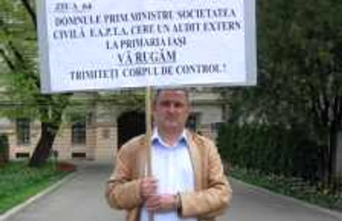 Ieşeanul protestează în faţa Primăriei acuzând  mai multe  nereguli