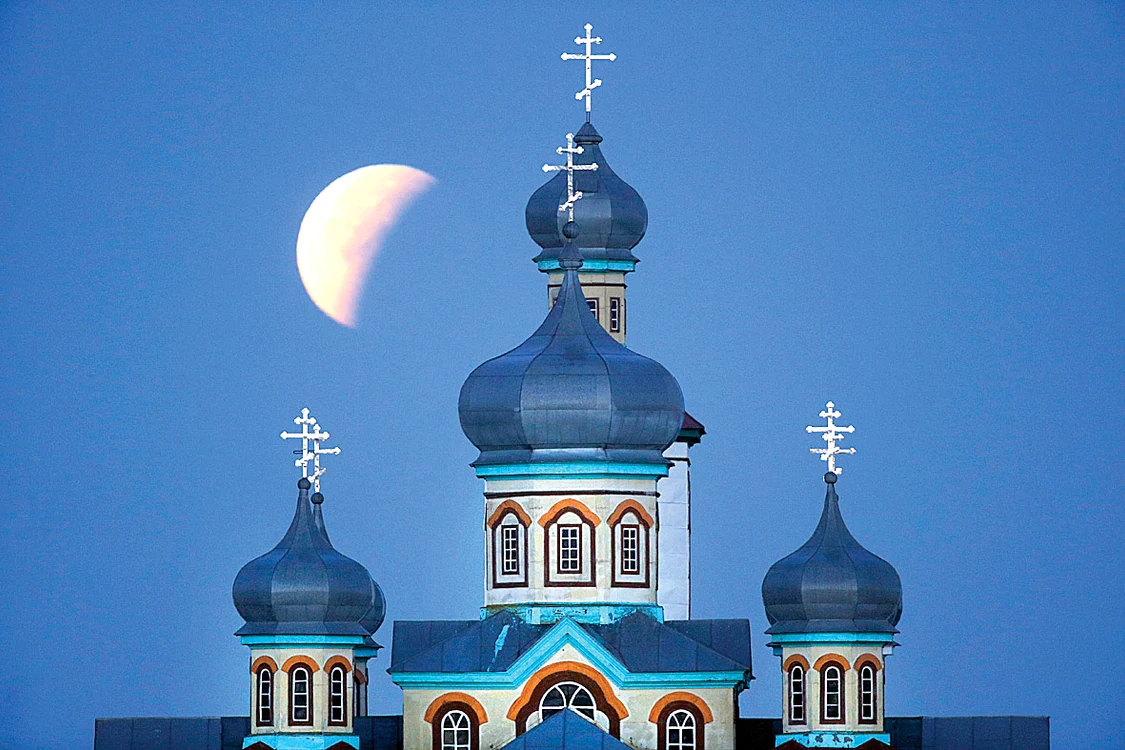 Eclipsa,  deasupra  unei biserici