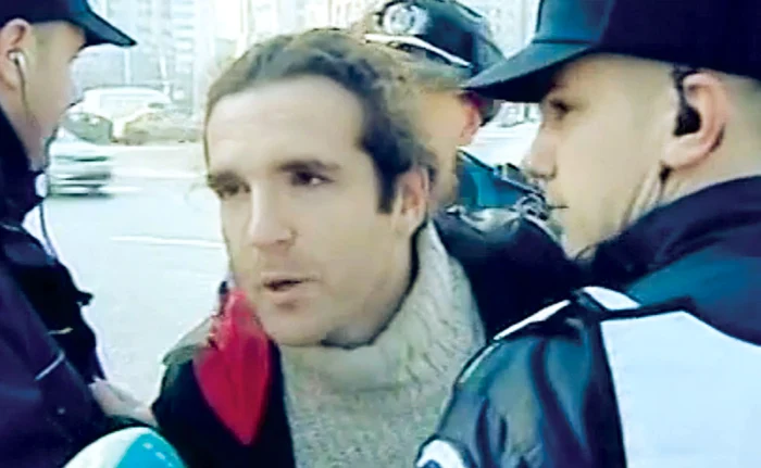 
    Adrian Sobaru  s-a oprit cu maşina  în barierele de la intrarea în  sediul guvernului  