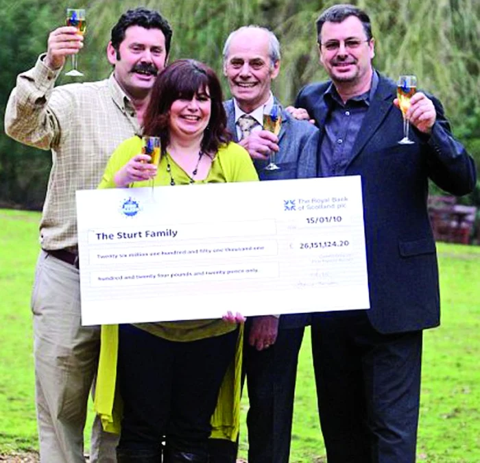 Bărbatul e convins că e un cadou de pe lumea cealaltă pentru copiii săi: Colin, Teresa şi Gary