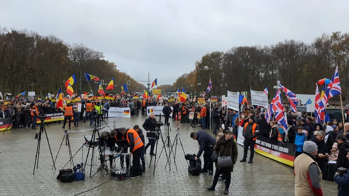 La protestul din Berlin participă români din mai multe state europene FOTO Facebook