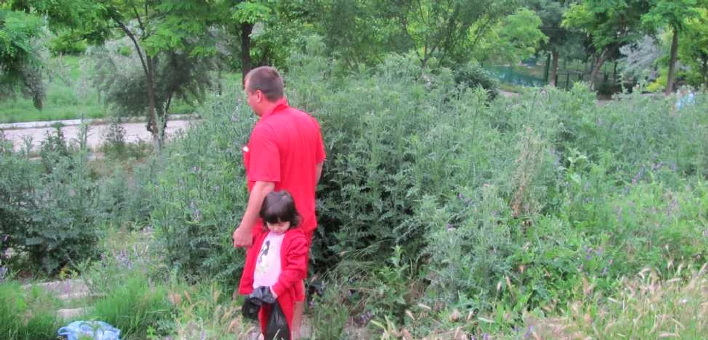 Iarba este de două ori mai înaltă decât un copil