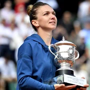 Simona Halep, cu trofeul cucerit la Roland Garros 2018 jpeg