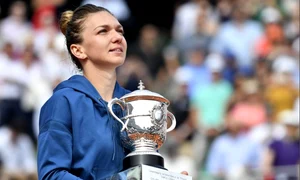 Simona Halep, cu trofeul cucerit la Roland Garros 2018 jpeg