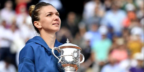 Simona Halep, cu trofeul cucerit la Roland Garros 2018 jpeg
