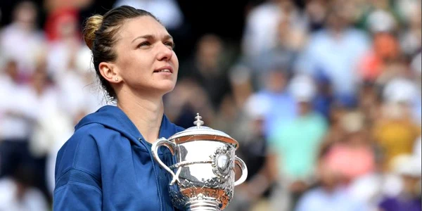 Simona Halep, cu trofeul cucerit la Roland Garros 2018 jpeg