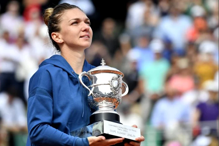 Simona Halep, cu trofeul cucerit la Roland Garros 2018