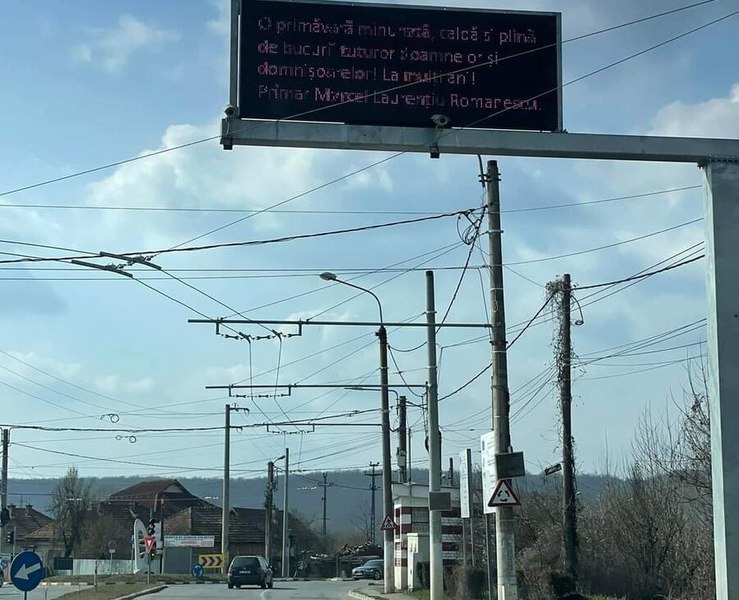 Campanie electorală pe panourile rutiere, cu urări de Ziua Femeii. Primarul candidează la un nou mandat 