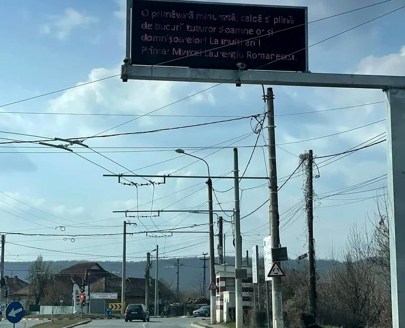 Pe panourile rutiere informative din Tg. Jiu au apărut mesaje din partea primarului PSDFoto:Pandurul