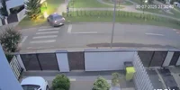 Un șofer a intrat cu mașina pe aleile pietonale ale unui parc din Timiș foto captură video