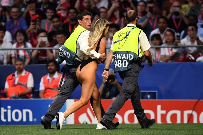 Blondina a fost îndepărtată de pe teren de doi stewarzi