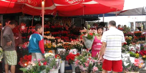 Târgovişte: Florarii profită de începutul şcolii