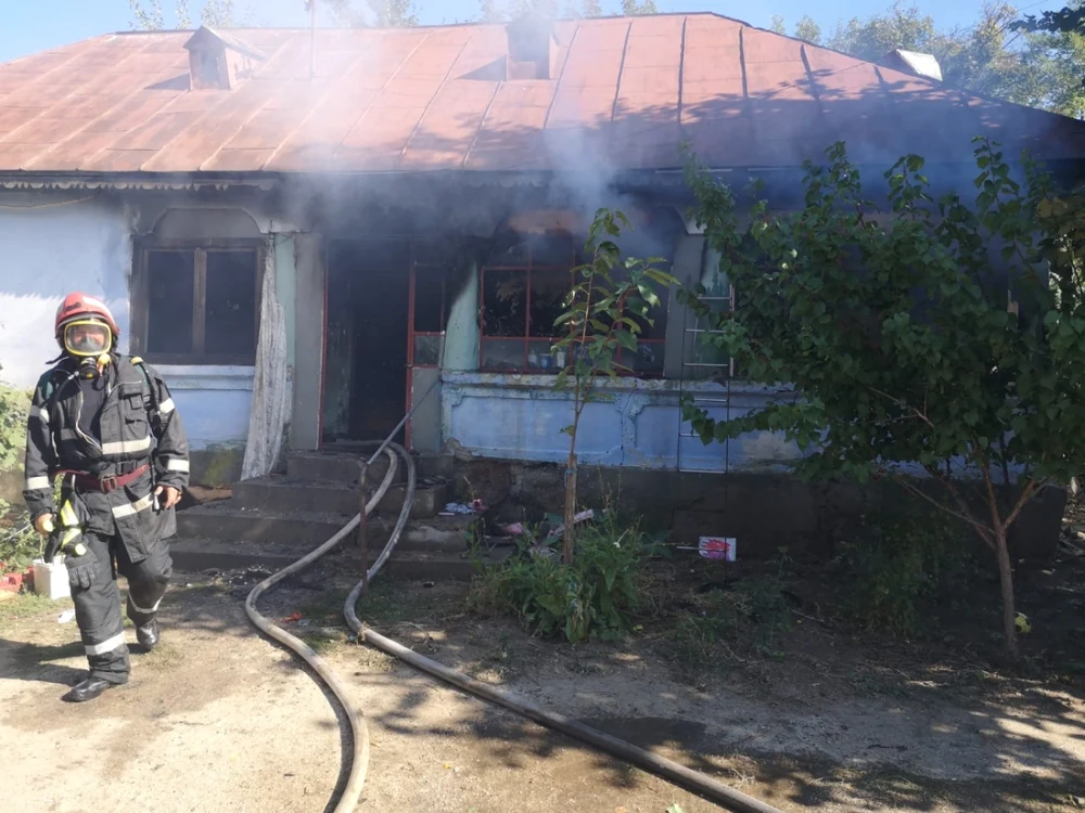 Un bărbat a dat foc intenţionat casei unei familii care îi pusese la dispoziţie locuinţa. Înăuntru erau patru butelii