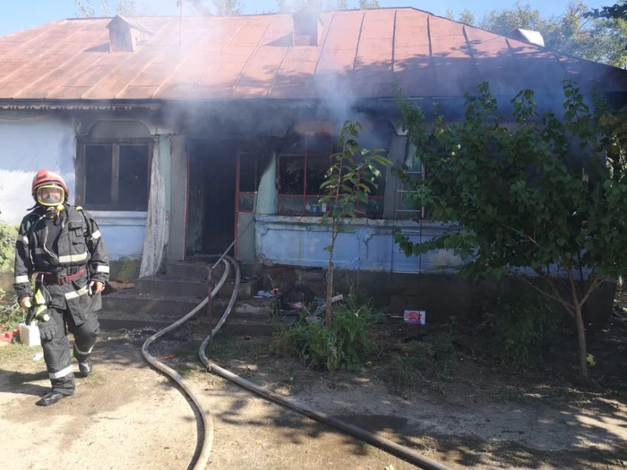 Un bărbat a dat foc intenţionat casei unei familii care îi pusese la dispoziţie locuinţa. Înăuntru erau patru butelii