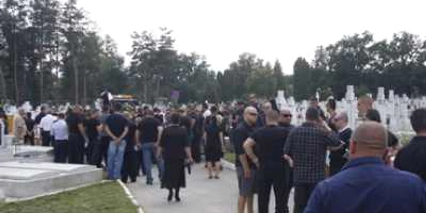 Sibiu: Mare adunare de interlopi la înmormântarea unuia din membrii "Clanului Clămparu" GALERIE FOTO