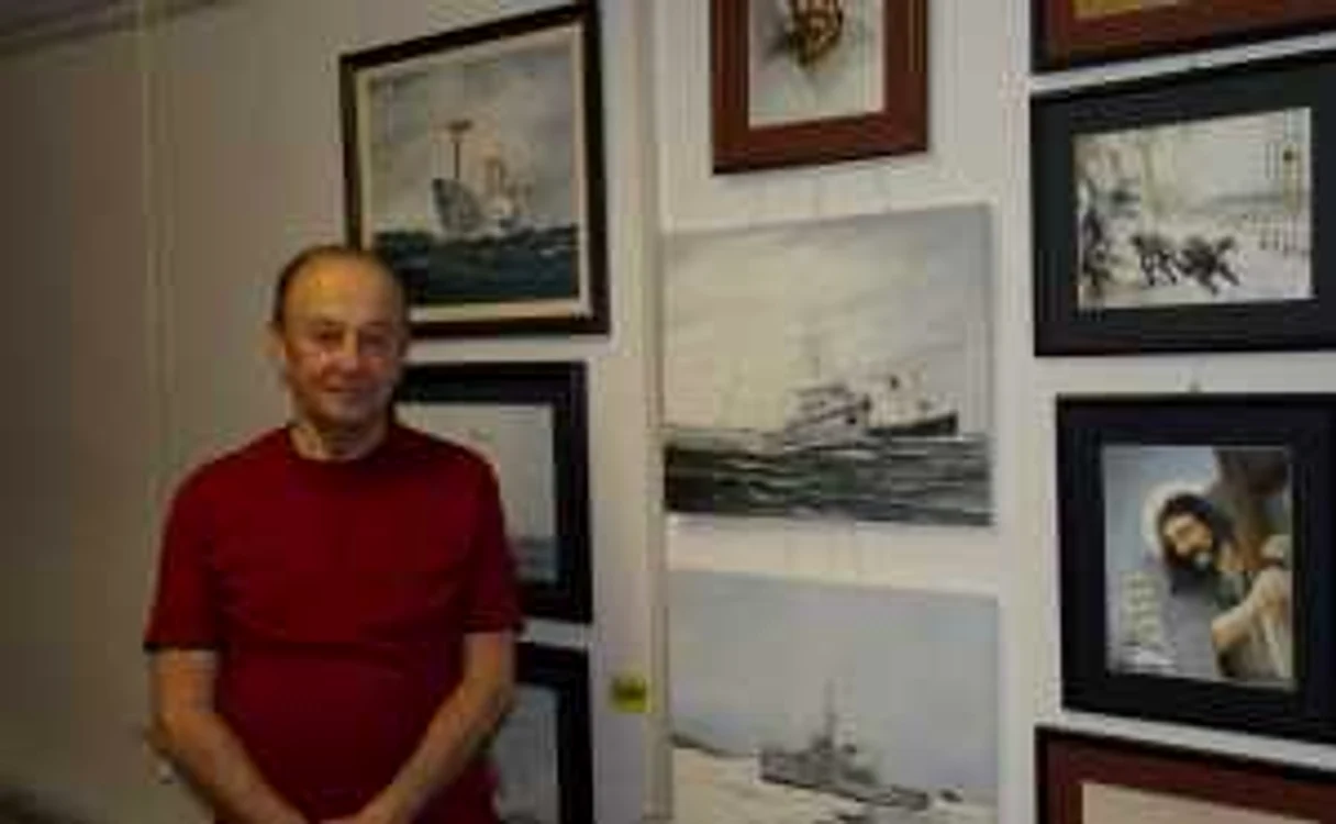 Lectorul universitar Ovidiu Ionescu şi tablorurile sale FOTO Mariana Iancu