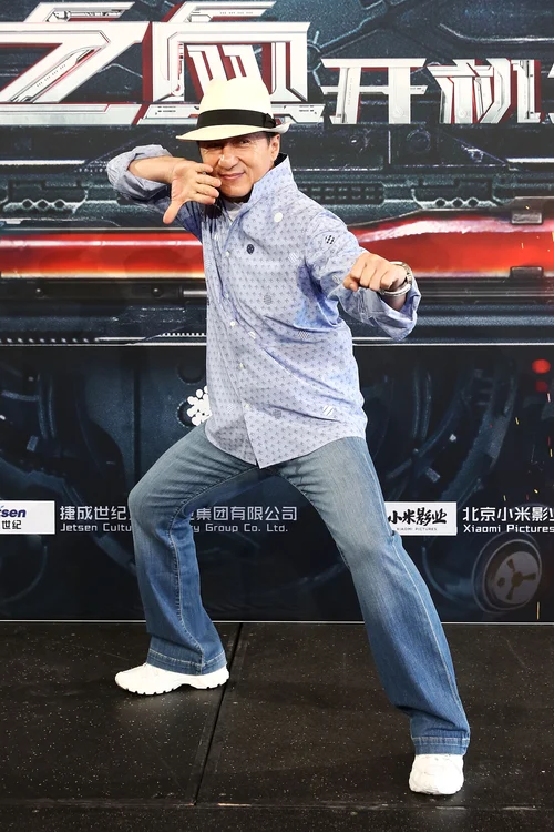 Jackie Chan nu este de acord cu relaţia lesbiană a fiicei lui