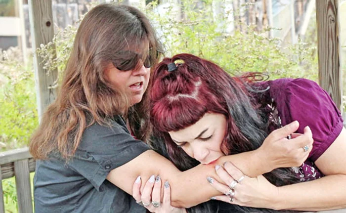 Julia îşi ia porţia de mâncare direct din vena logodnicului ei