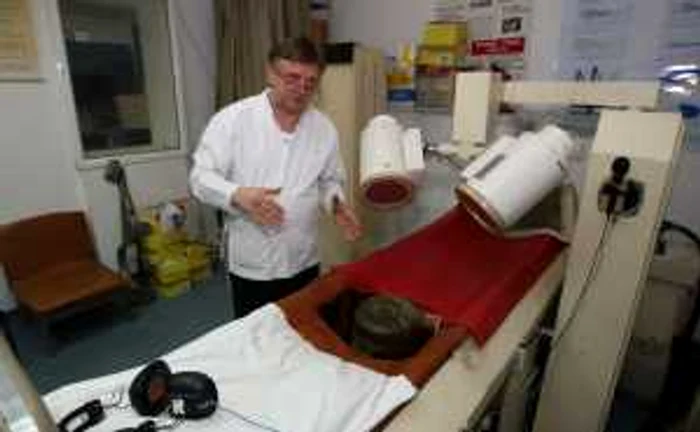 Doctorul Cătălin Pricop tratează pacienţii cu aparatul de litotriţie extracorporală din 1992