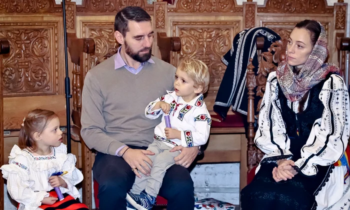 Nicolae al României, cu Alina Maria și copiii Maria Alexandra și Mihai la Mănăstirea Comana   Vasile Arcanu Facebook (22) jpg