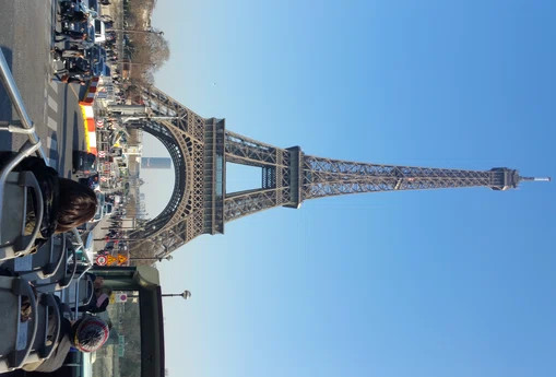 Sute de mii de turişti vin anual să viziteze Turnul Eiffel