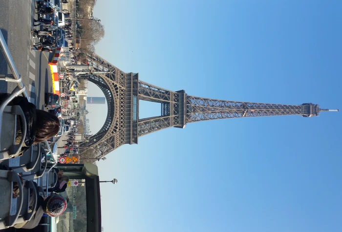 Sute de mii de turişti vin anual să viziteze Turnul Eiffel