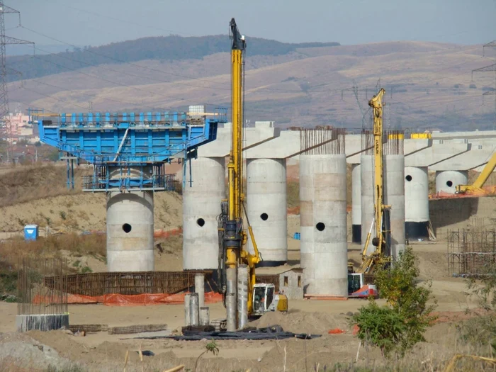 Stâlpii de susţinere a podului peste râul Mureş. Foto: Asociaţia Pro Infrastructură