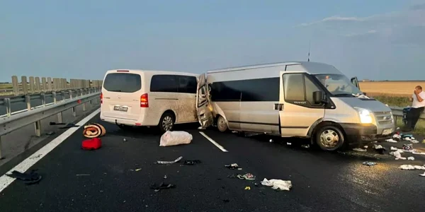 Două microbuze s-au ciocnit pe autostrada a1 FOTO ISU ARAD