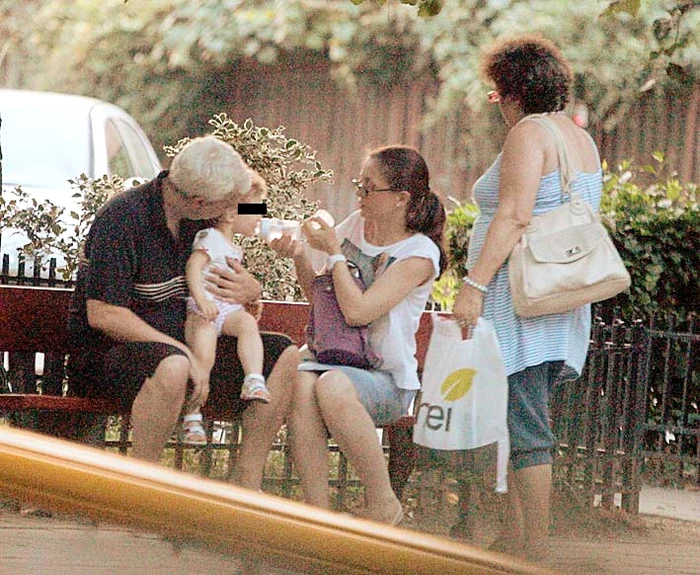 În parc, micuţa a fost ţinută în braţe de tati şi hrănită de mami