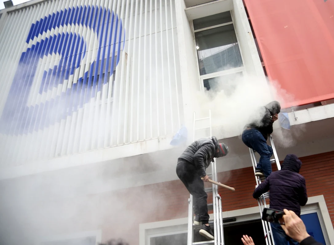 Scene violente între protestatari si poliţişti dupa ce  a fost atacat sediul unui partid din Albania. FOTO EPA-EFE
