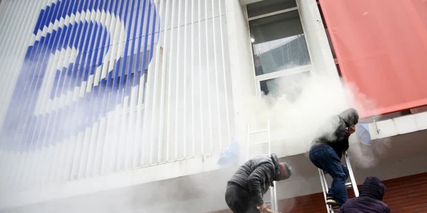 Scene violente între protestatari si poliţişti dupa ce  a fost atacat sediul unui partid din Albania. FOTO EPA-EFE