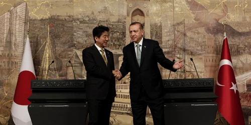 Premierul japonez alături de prim-ministrul Turciei