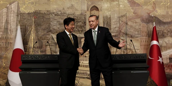 Premierul japonez alături de prim-ministrul Turciei
