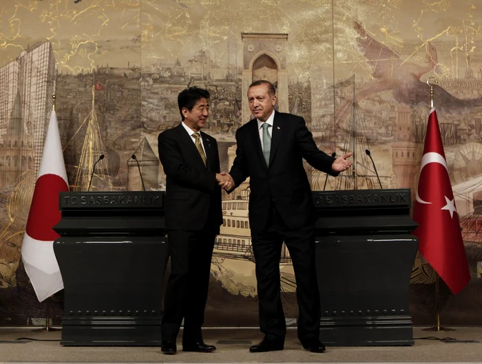Premierul japonez alături de prim-ministrul Turciei