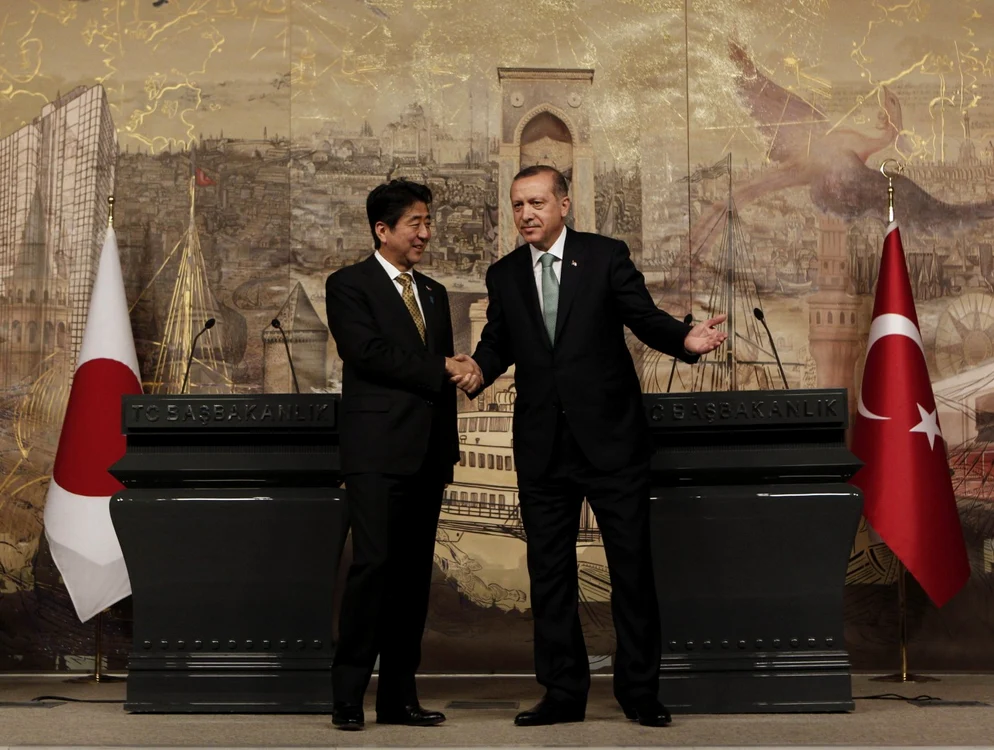 Premierul japonez alături de prim-ministrul Turciei